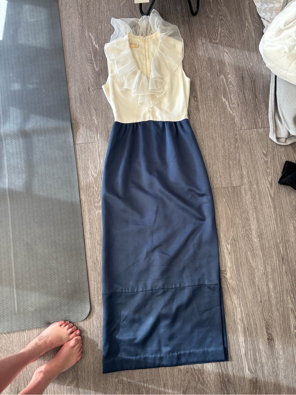 10 p Timeless feminine !!Vintage Two-Tone Ruffle Neck Maxi Dress - Cream & Navy